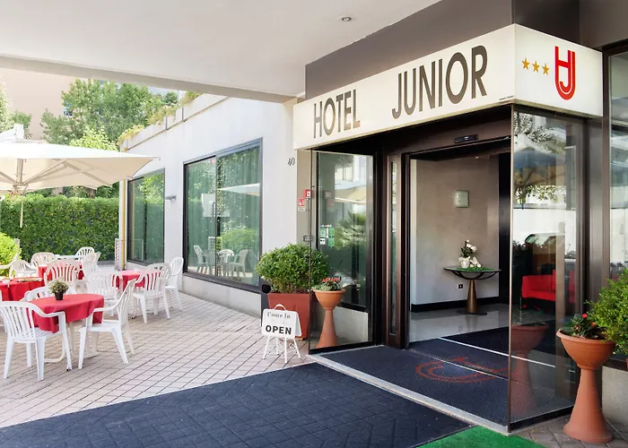 Junior מלון 3*